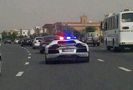 شرطة دبي تطلق أولى دورياتها الفارهة من طراز لامبورغيني لضبط أمن الطرق